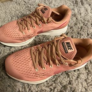 Worn one time NIKE zoom pegasus 34 size 9.5